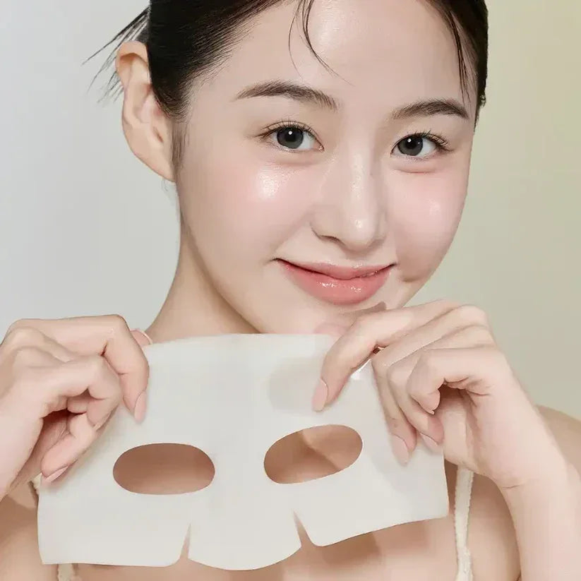 Le masque en tissu coréen est un soin visage puissant et avec des effets très positifs pour la peau. Comment le choisir et conseils k-beauty cosmétiques, on fait le point.