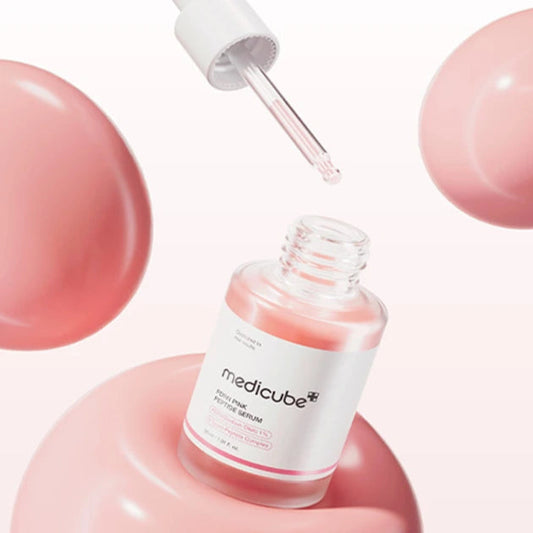 Zoom sur la pipette du MEDICUBE PDRN Pink Peptide Glow Serum avec sa texture fluide.