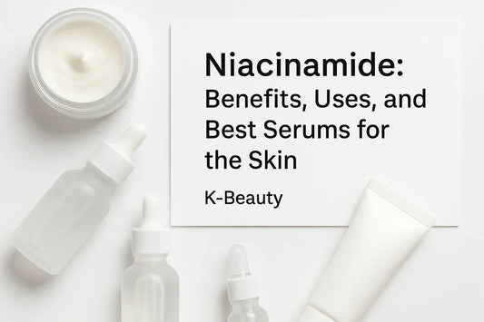 Illustration minimaliste de produits skincare coréens avec sérums et crème, accompagnée du titre Niacinamide : bienfaits, utilisation et meilleurs sérums pour la peau.