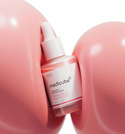 Flacon du MEDICUBE PDRN Pink Peptide Glow Serum, sérum anti-âge raffermissant et hydratant au PDRN.