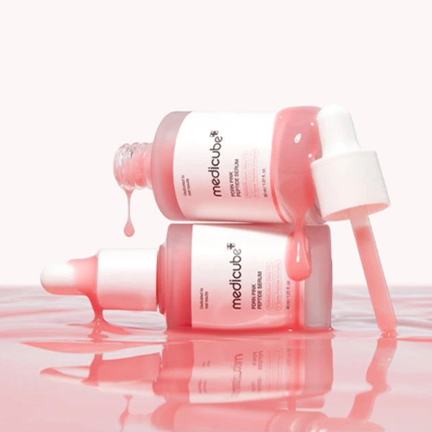 Texture légère et rosée du MEDICUBE Pink Peptide Glow Serum qui pénètre rapidement dans la peau.