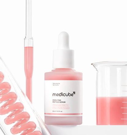 MEDICUBE PDRN Pink Peptide Glow Serum présenté avec d’autres soins anti-âge coréens.